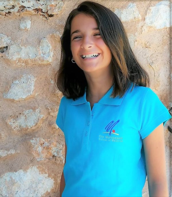 Girl with a blue polo with short sleeves
